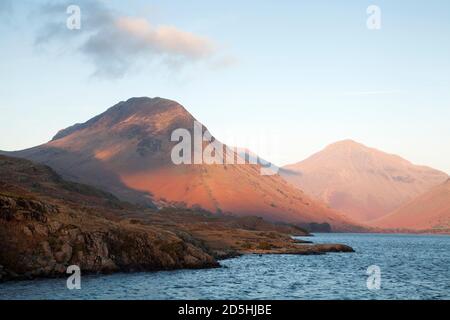 Le Yewbarrow et le Grand Gable depuis les rives de Wast Water au coucher du soleil, Lake District, Cumbria Banque D'Images