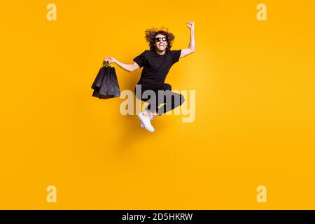 Portrait sur toute la longueur de la taille du corps d'un homme sautant crier bruyamment promotion exceptionnelle sur les soldes du vendredi fou isolés sur bright couleur jaune Banque D'Images