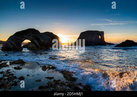 Elephant Rock et Great Arch à Ballintoy au coucher du soleil, Causeway Coast, Irlande du Nord Banque D'Images