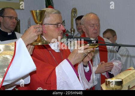 Ostrzeszów, Polska, Pologne; évêque Teofil Wilski - évêque auxiliaire de Kalisz pendant la célébration de la Messe. Biskup pomocniczy kaliski; 三一頌 Banque D'Images