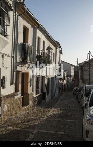 Ronda, España, Hiszpania, Espagne, Espagnol; UNE rue étroite dans l'éblouissement du soleil couchant. Una calle estrecha a la luz del sol poniente. 夕陽下刺眼的狹窄街道。 Banque D'Images