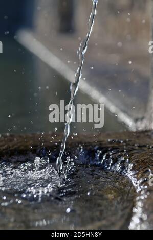 Ronda, España, Hiszpania, Espagne, Espagnol; UN jet d'eau tombant et éclaboussant sur la pierre. Ein Wasserstrahl fällt und spritzt auf den Stein. Banque D'Images