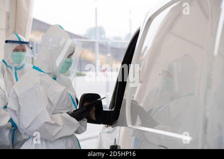 Site de test au drive de la maladie du coronavirus 2019 (COVID-19) à Gdansk, en Pologne. 25 septembre 2020 © Wojciech Strozyk / Alamy stock photo Banque D'Images