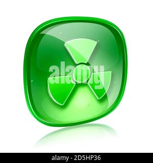 Icône radioactive en verre vert, isolée sur fond blanc. Banque D'Images