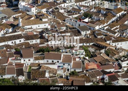 España, Hiszpania Espagne espagnole; site historique de Castellar de la Frontera - vue de dessus, toits de maisons; Conjunto histórico de Castellar de la Frontera Banque D'Images