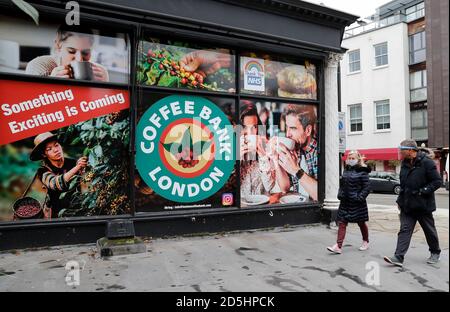 Londres, Grande-Bretagne. 13 octobre 2020. Les gens marchent devant un café à Londres, en Grande-Bretagne, le 13 octobre 2020. Les décès liés au coronavirus en Grande-Bretagne ont augmenté de 143 à 43,018, ce qui représente le chiffre quotidien le plus élevé depuis juin, selon les chiffres officiels publiés mardi. 17,234 autres personnes en Grande-Bretagne ont été testées positives pour le COVID-19, portant le nombre total de cas de coronavirus dans le pays à 634,920, selon les dernières données. Credit: Han Yan/Xinhua/Alay Live News Banque D'Images