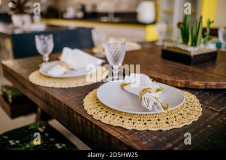 Prise de vue en grand angle des assiettes et des serviettes sur une table Banque D'Images