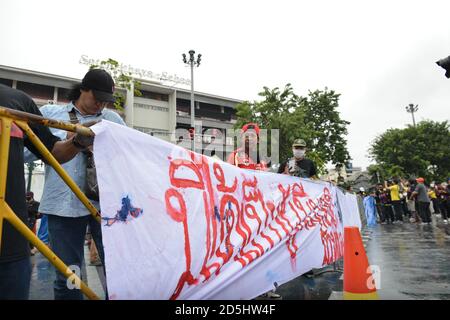 Bangkok, Thaïlande. 13 octobre 2020. Les manifestants pour la démocratie ont protesté pour expulser le Premier ministre qui veut amender la constitution et réformer la monarchie en organisant un rassemblement sur le Ratchadamnoen Road Democracy Monument mardi soir 13 octobre 2020 (photo de Teera Noisakran/Pacific Press) crédit: Pacific Press Media production Corp./Alamy Live News Banque D'Images