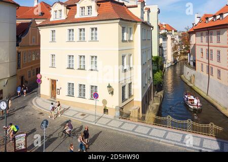 Praha: Certovka (canal du diable), bateau à Mala Strana, petite ville, Praha, Prag, Prague, Tchèque Banque D'Images