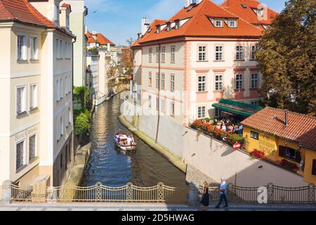 Praha: Certovka (canal du diable), bateau à Mala Strana, petite ville, Praha, Prag, Prague, Tchèque