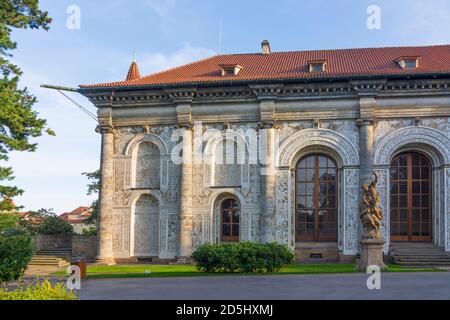 Praha: Mícovna (vraie salle de tennis) et Allegory de nuit – sculpture baroque au jardin royal du château de Prague à Hradcany, quartier du château, Praha, Prag Banque D'Images