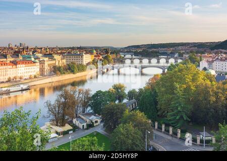 Praha: Vue du parc de Letna à la Vltava et le centre-ville de Holesovice, Praha, Prag, Prague, Tchèque Banque D'Images