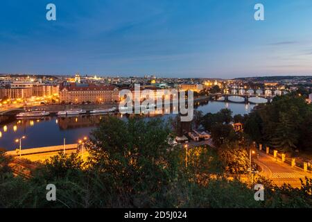 Praha: Vue du parc de Letna à la Vltava et le centre-ville de Holesovice, Praha, Prag, Prague, Tchèque Banque D'Images