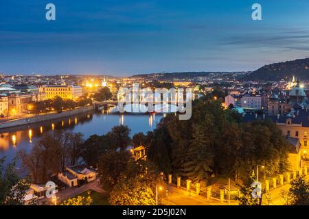 Praha: Vue du parc de Letna à la Vltava et le centre-ville de Holesovice, Praha, Prag, Prague, Tchèque Banque D'Images