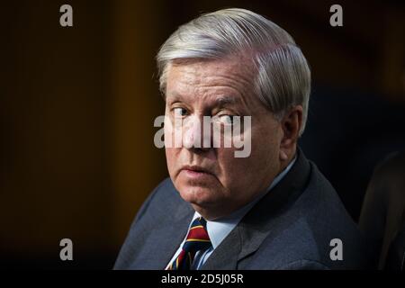 Washington, États-Unis. 13 octobre 2020. Lindsey Graham, présidente de la magistrature du Sénat, observe que la juge Amy Coney Barrett, nommée à la Cour suprême, témoigne lors de son audition de confirmation devant la Commission judiciaire du Sénat dans l'édifice Hart du Bureau du Sénat à Washington, DC, le mardi 2020 octobre. LE président AMÉRICAIN Donald J. Trump a nommé Barrett pour combler le poste vacant la juge Ruth Bader Ginsburg est partie lorsqu'elle est décédée en septembre 2020. Photo de piscine par Jim Lo Scalzo/UPI crédit: UPI/Alamy Live News Banque D'Images