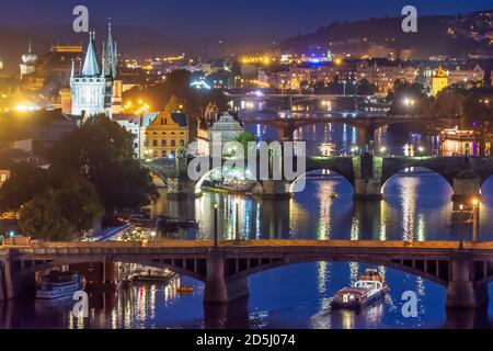 Praha: Vue du parc de Letna à la Vltava et le centre-ville de Holesovice, Praha, Prag, Prague, Tchèque Banque D'Images