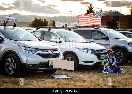 Kalispell, Montana, États-Unis. 11 octobre 2020. Un jeune homme porte un panneau pour Melissa Romano pour le surintendant de l'instruction publique au Montana Made Drive Out the vote Tour stop à Kalispell, Montana, aux champs de foire du comté de Flathead, dans un rassemblement de style Drive in pour les candidats démocrates de l'État dans les élections de 2020. Crédit : Kent Meireis/ZUMA Wire/Alay Live News Banque D'Images