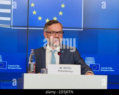 (201013) -- LUXEMBOURG, le 13 octobre 2020 (Xinhua) -- Michael Roth, ministre d'État pour l'Europe au ministère fédéral allemand des Affaires étrangères, assiste à une conférence de presse à Luxembourg, le 13 octobre 2020. Les États membres de l'Union européenne (UE) ont adopté mardi un code couleur commun pour définir le niveau de risque lié à l'épidémie du coronavirus, région par région, afin d'éviter la fragmentation et la perturbation. (Union européenne/document via Xinhua) Banque D'Images