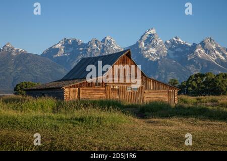 L'ancienne grange en bois sur la T.A. Propriété de Molton sur Mormon Row dans le parc national de Grand Teton avec la chaîne de Teton derrière. Wyoming, États-Unis. Banque D'Images