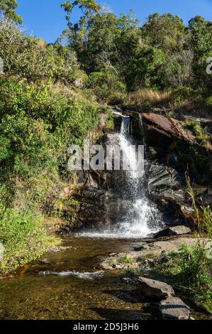 Eau cristalline qui coule entre les formations rocheuses de la cascade de Mato Limpo entourée d'une végétation verte. Cunha, Sao Paulo - Brésil. Banque D'Images