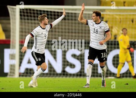 Cologne. 14 octobre 2020. Timo Werner (L) d'Allemagne fête ses scores avec son coéquipier Leon Goretzka lors du match de l'UEFA Nations League contre la Suisse à Cologne, en Allemagne, le 13 octobre 2020. Credit: Xinhua/Alay Live News Banque D'Images