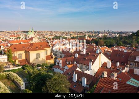 Praha: Vue des jardins du château de Prague à l'église Saint-Nicolas, centre-ville de Hradcany, quartier du château, Praha, Prag, Prague, Tchèque Banque D'Images