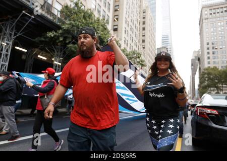 New York, États-Unis. 13 octobre 2020. Les partisans du président Trump défilent vers le sud sur la Cinquième Avenue jusqu'à Times Square, alors que des sujets politiques et judiciaires litigieux sont débattus à Washington DC le 13 octobre 2020 à New York. Les questions concernant la santé du Président et l'optimisme de sa réélection ont resurgué parmi les participants au rassemblement. (Photo de John Lamparski/SIPA USA) crédit: SIPA USA/Alay Live News Banque D'Images