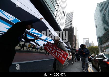 New York, États-Unis. 13 octobre 2020. Les partisans du président Trump défilent vers le sud sur la Cinquième Avenue jusqu'à Times Square, alors que des sujets politiques et judiciaires litigieux sont débattus à Washington DC le 13 octobre 2020 à New York. Les questions concernant la santé du Président et l'optimisme de sa réélection ont resurgué parmi les participants au rassemblement. (Photo de John Lamparski/SIPA USA) crédit: SIPA USA/Alay Live News Banque D'Images