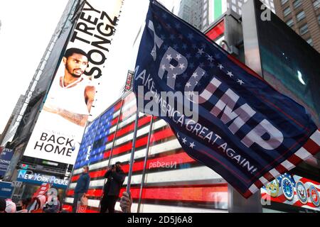 New York, États-Unis. 13 octobre 2020. Les partisans du président Trump défilent vers le sud sur la Cinquième Avenue jusqu'à Times Square, alors que des sujets politiques et judiciaires litigieux sont débattus à Washington DC le 13 octobre 2020 à New York. Les questions concernant la santé du Président et l'optimisme de sa réélection ont resurgué parmi les participants au rassemblement. (Photo de John Lamparski/SIPA USA) crédit: SIPA USA/Alay Live News Banque D'Images