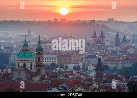 Praha: Églises et tours, vue de Mala Strana (petite ville) en vue d'ensemble, Praha, Prag, Prague, Tchèque Banque D'Images