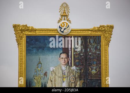 Bangkok, Thaïlande. 13 octobre 2020. Une vue d'un grand portrait de feu Roi thaïlandais Bhumibol Adulyadej (Rama 9) lors de la cérémonie du quatrième anniversaire de sa mort. Crédit : SOPA Images Limited/Alamy Live News Banque D'Images