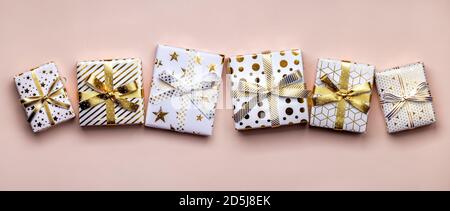 Boîtes cadeaux sur fond rose Banque D'Images
