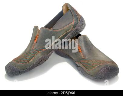 Une paire de chaussures lucques en cuir vert olive avec surpiqûres orange photographiées sur fond blanc Banque D'Images