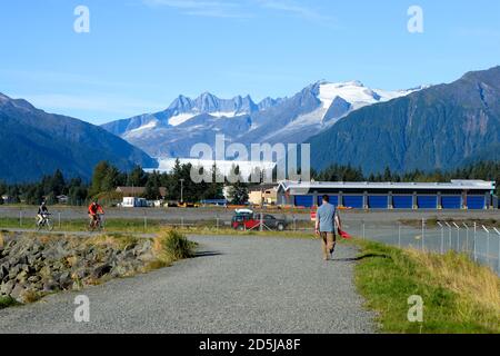 Les gens qui profitent d'une journée ensoleillée en Alaska avec le glacier Mendenhall derrière eux. Mendenhall refuge Trail / aéroport Dyke Trail autour de l'aéroport international de Juneau. Banque D'Images