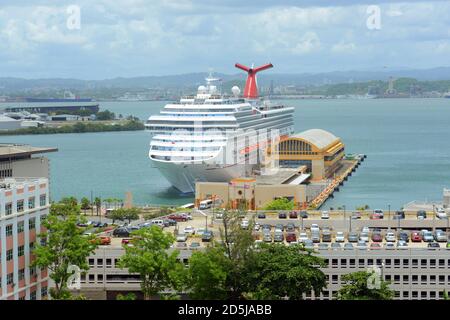 Carnaval Freedom amarré au port de San Juan dans le vieux San Juan, Porto Rico. Banque D'Images