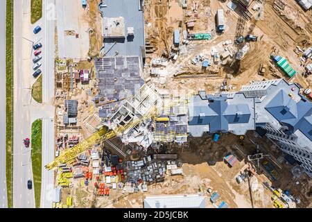 construction d'un nouvel immeuble d'appartements. aménagement d'une nouvelle zone résidentielle de la ville. vue sur le point de drone Banque D'Images