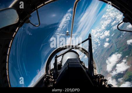 Les pilotes instructeurs du 8e Escadron d'entraînement de vol pratiquent la formation volant le 21 juillet 2020, dans le ciel au-dessus de l'Oklahoma. Les pilotes instructeurs suivent régulièrement la formation continue afin de conserver leur note d'instructeur. (É.-U. Photos de la Force aérienne par Senior Airman Taylor Crul) Banque D'Images