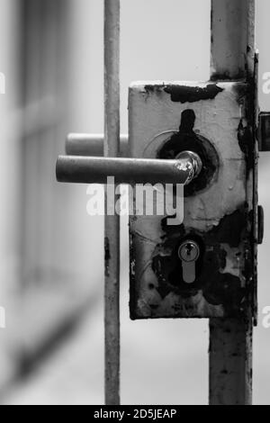 Cliché vertical en niveaux de gris d'un verrou de porte Banque D'Images