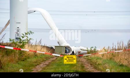 Schwanebeck dans le Harz, Allemagne. 13 octobre 2020. À Schwanebeck, dans le district de Harz, les ailes et le moyeu de rotor d'une éolienne sont tombés à 94 mètres de profondeur. Les débris se trouvent dans un champ, personne n'a été blessé. La cause est encore en cours d'investigation. Schwanebeck, Saxe-Anhalt, Allemagne. Crédit: Mattis Kaminer/Alay Live News Banque D'Images