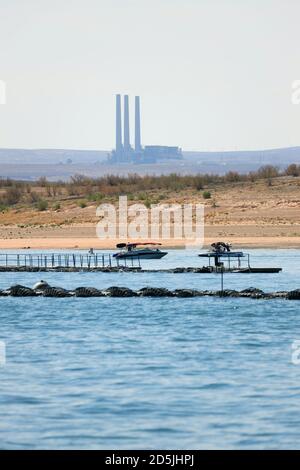 Page, Arizona, États-Unis. 13 août 2020. La centrale de Navajo vue du lac Powell, près de page, en Arizona. L'une des plus grandes centrales au charbon de l'Ouest a fermé ses portes en 2019 comme prévu. La station est exploitée depuis des décennies dans le nord-est de l'Arizona, près de la frontière de l'Utah, fournissant des revenus à la nation Navajo. Le Navajo et le Tribe Hopi voisin bénéficient tous deux de la mine Kayenta, qui alimente la centrale électrique de 2,250 mégawatts, transportant le charbon sur une ligne ferroviaire. Le lac Powell est un réservoir artificiel situé sur le fleuve Colorado, dans l'aire de loisirs nationale de Glen Canyon, à cheval sur le 2 West St Banque D'Images