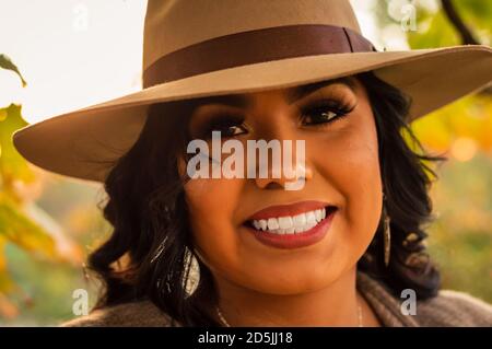 Une femme mexicaine attrayante dans un sombrero est souriante Banque D'Images