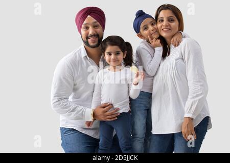 UNE FAMILLE SIKH QUI PROFITE DE SON TEMPS ENSEMBLE Banque D'Images