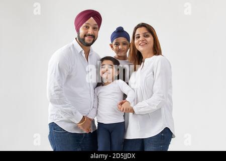 UNE FAMILLE SIKH QUI SE POSE HEUREUSEMENT Banque D'Images