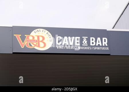 Bordeaux , Aquitaine / France - 10 10 2020 : Vandb cave et bar signe texte avec les lettres logo de v&b v et b boutique de bière de vin marque française Banque D'Images