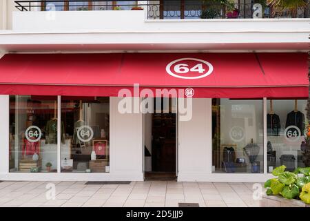 Bordeaux , Aquitaine / France - 10 10 2020 : 64 numéro de l'enseigne et logo devant l'entrée de la boutique de mode vêtements de Bask pays français Banque D'Images