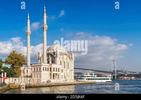 Mosquée Ortakoy et pont du Bosphore à Istanbul, Turquie Banque D'Images