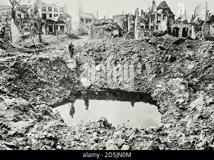 Un gigantesque cratère de coquillages, 75 yards de circonférence, Ypres, Belgique, octobre 1917. Banque D'Images