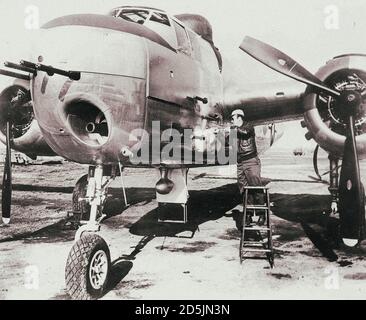 Bombardier bimoteur USAF Amérique du Nord B-25 Mitchell avec mitrailleuses Browning M2 de calibre 12.7 mm et canon 75 mm pendant l'entretien. Banque D'Images