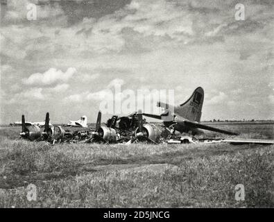 Détruit par un raid aérien allemand bombardier américain Boeing B-17 Forteresse volante n° 297247 à l'aérodrome de la 169e base aérienne à usage spécial près de Poltava. Banque D'Images