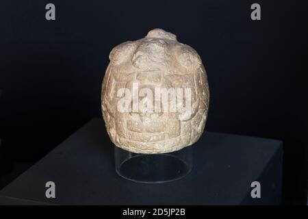 Tête de la statue avec tenon, de Chavín de Huántar, 'Musée national d'archéologie, d'anthropologie et d'histoire du Pérou', Lima, Pérou, Amérique du Sud Banque D'Images